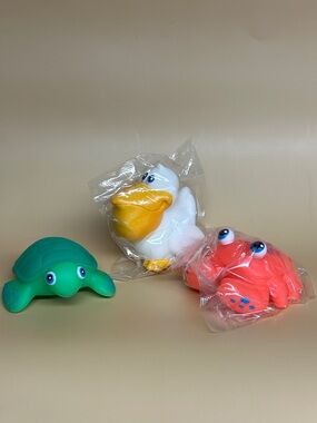 Munchkin Green Turtle, White & Yellow Pelican, and Coral Crab Bath Toy Set